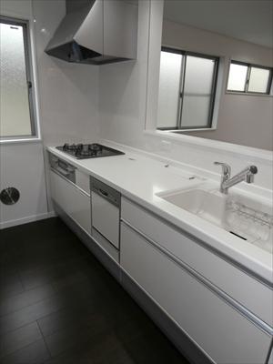 Kitchen. Local photo (2013 December) day good living. Floor heating is also standard equipment. Flooring is using the hard mirror surface flooring sticks WAX free and scratch.