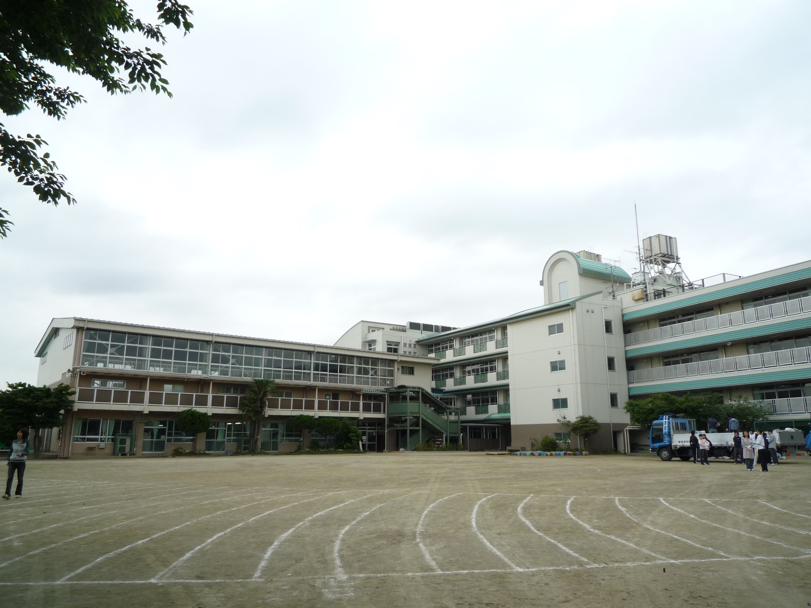 Primary school. 770m until Wako Municipal Niikura elementary school (elementary school)