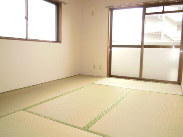 Other room space. Bright Japanese-style room in the two-sided lighting.