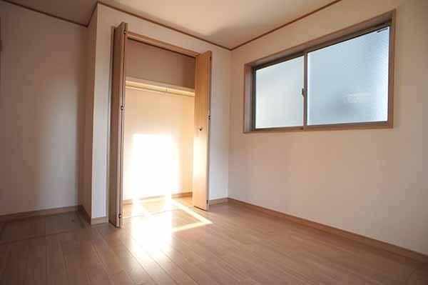 Non-living room. 1 Building