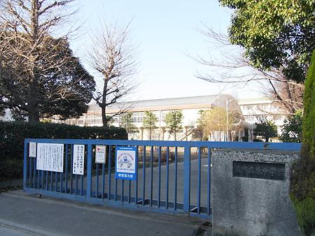 Junior high school. Warabihigashi junior high school 9 minute walk