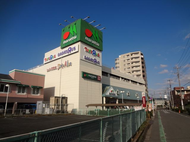 Supermarket. 500m to Maruetsu (super)