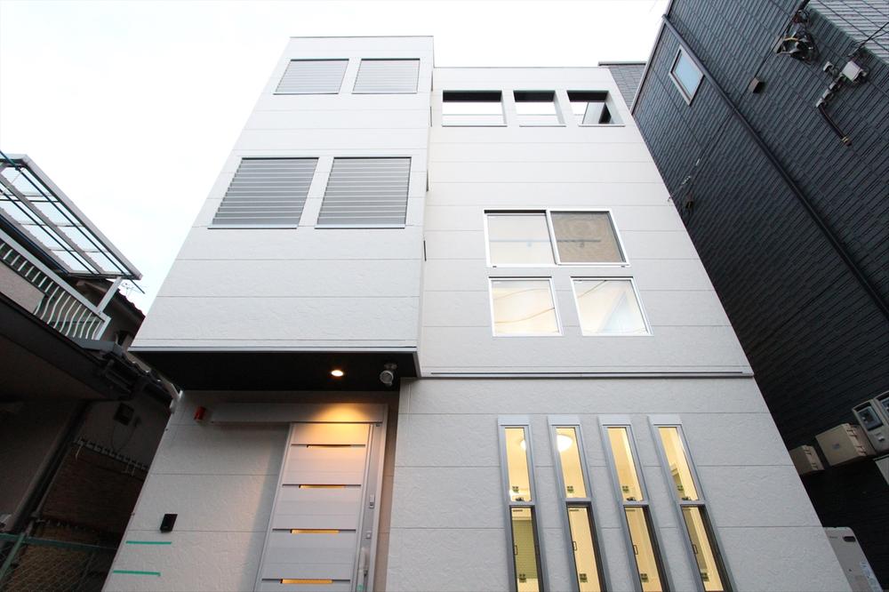 Local appearance photo. Appearance (11 May 2013) Simple, modern appearance that the shooting white was based ☆ 4LDK a futuristic taste in sharp