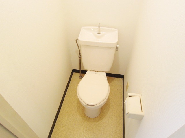 Toilet. There is an electrical outlet in the toilet, Warm water washing toilet seat installation Allowed