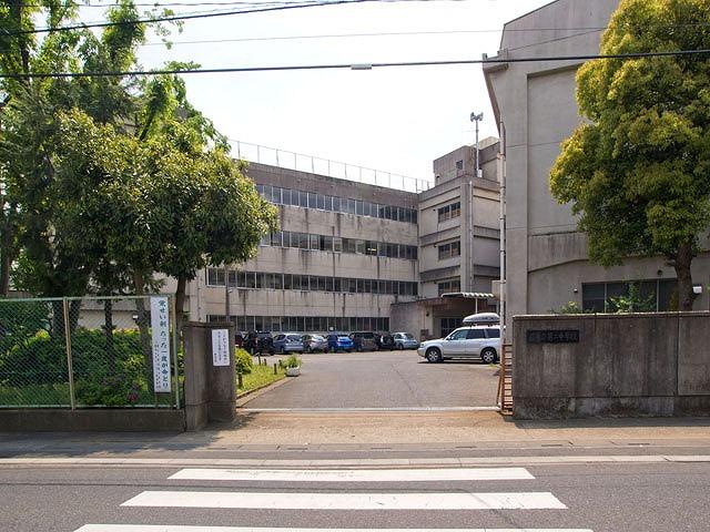 Junior high school. Warabishiritsu 1126m to the second junior high school