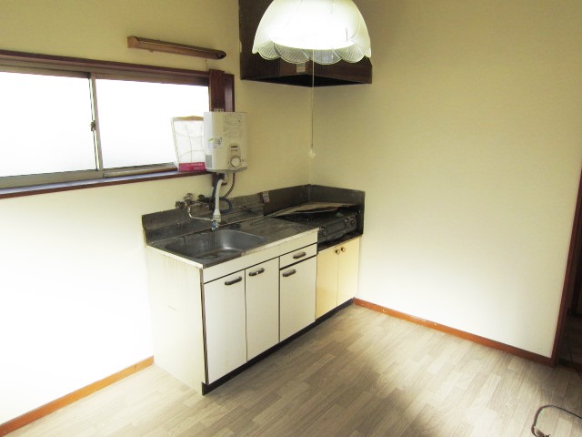 Kitchen. Reform is a previous reference photograph.