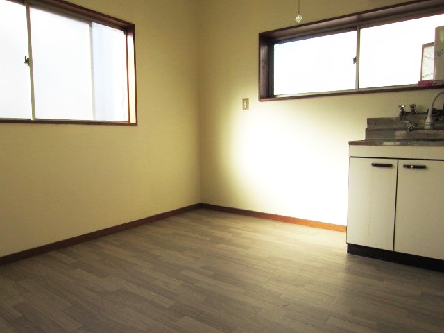 Living and room. Reform is a previous reference photograph.