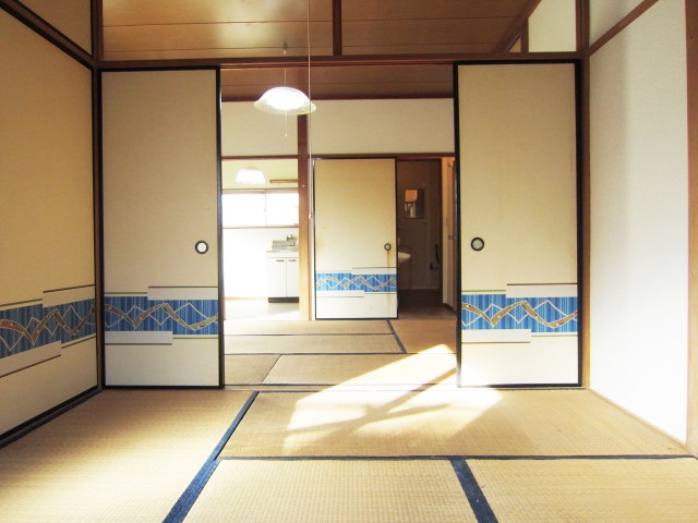 Living and room. Reform is a previous reference photograph.