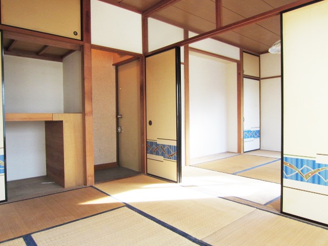 Living and room. Reform is a previous reference photograph.