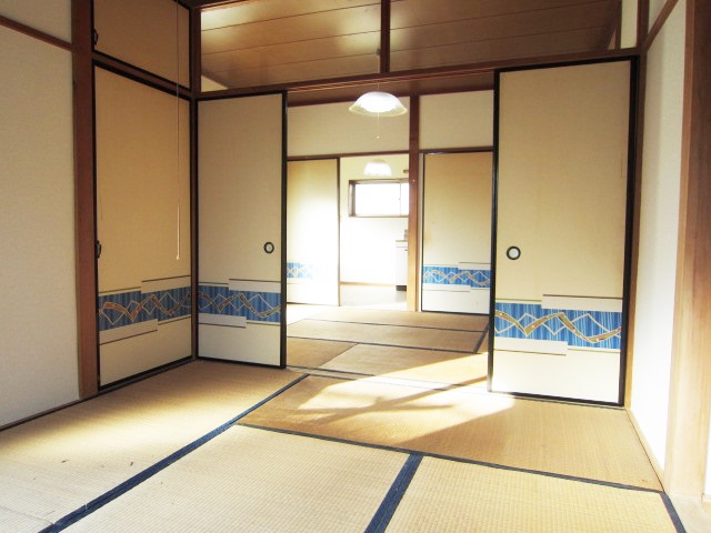 Living and room. Reform is a previous reference photograph.