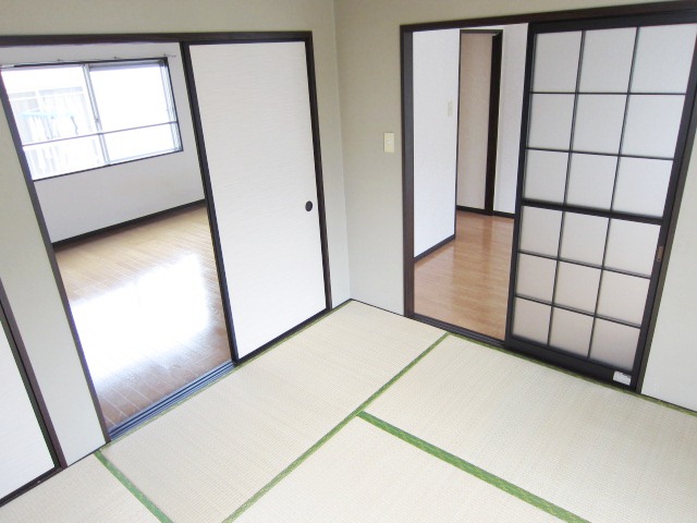 Living and room. Popularity of Japanese and Western room type