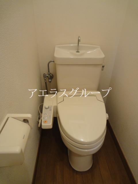 Toilet. Hot to space