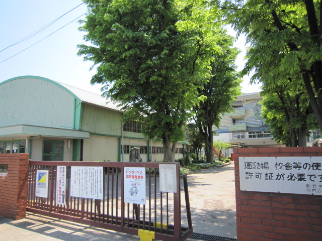Primary school. 193m to the center primary school (elementary school)