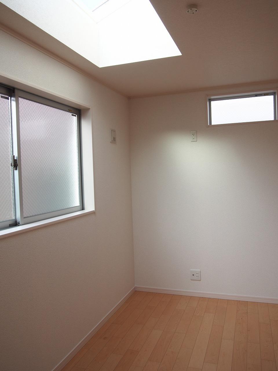 Non-living room. Top light has been applied to the ceiling