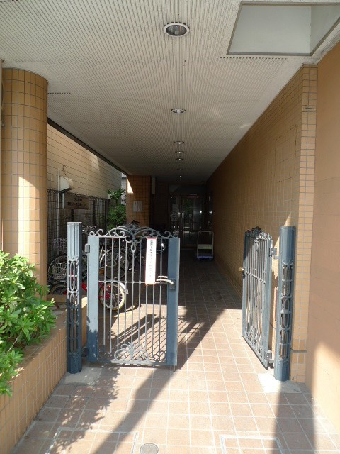 Entrance. Bicycle parking is free! 