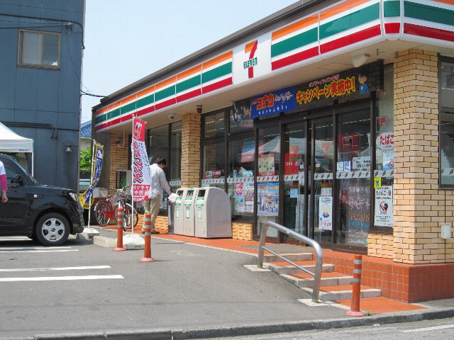 Convenience store. 347m to Seven-Eleven (convenience store)