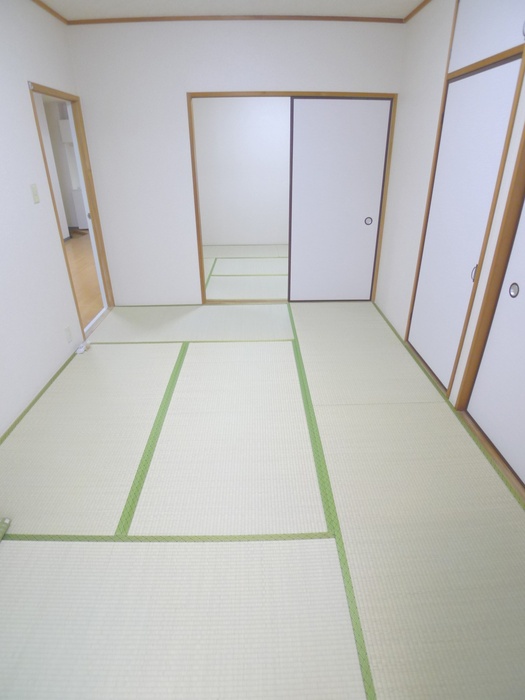 Living and room. It will calm and there is a tatami