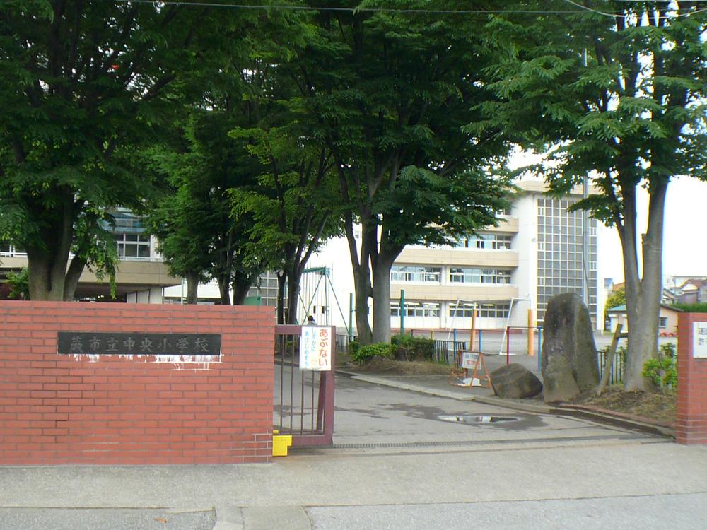 Primary school. Warabishiritsu the center to the elementary school 643m