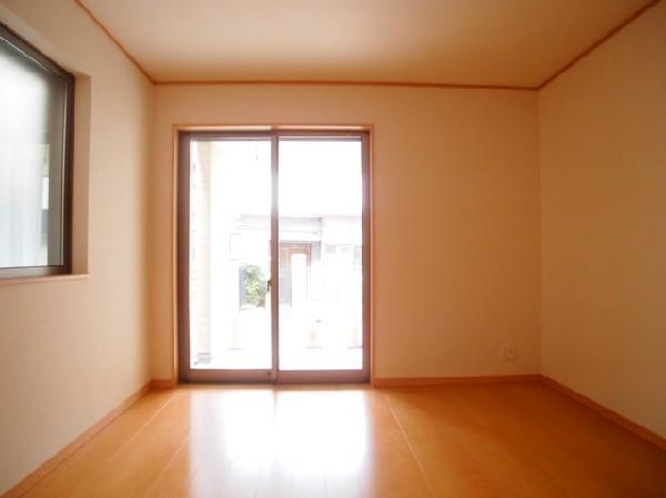 Non-living room. First floor 7 tatami of Western-style. The living room with a space, You can always check the car