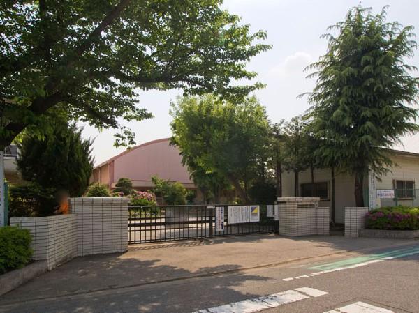 Primary school. Warabishiritsu Central East until the elementary school 840m