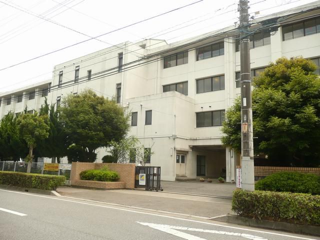 Junior high school. 730m up to municipal east junior high school (junior high school)