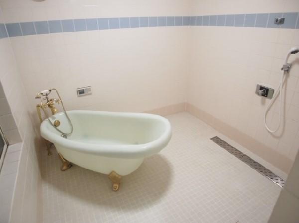 Bathroom. Spend a comfortable space because almost has secured a bathtub bathroom is also spacious and space of Nekoashi like coming out to the movies