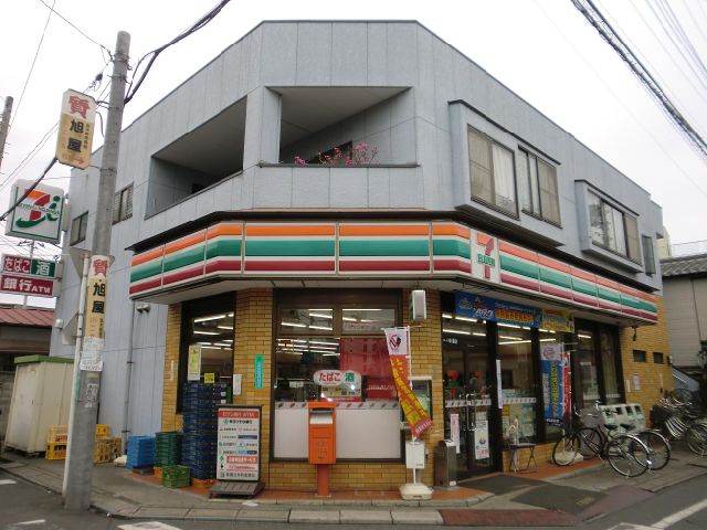 Convenience store. 690m to Seven-Eleven (convenience store)