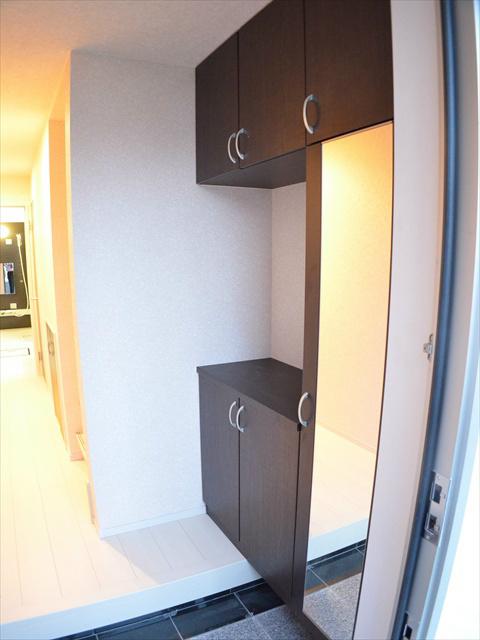 Entrance. Shoes cloak plenty