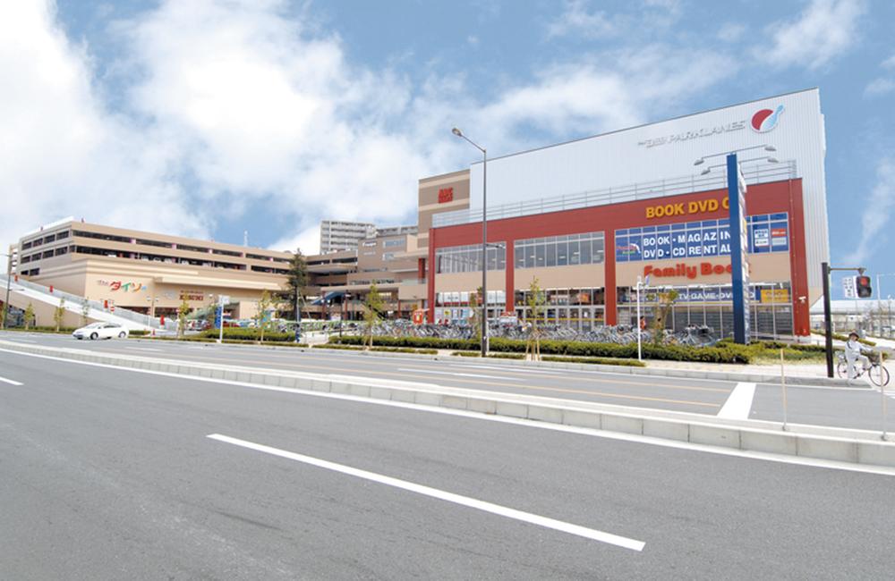 Shopping centre. Towering over 900m Yashio Station to Frespo Yashio, Supermarkets and specialty stores, Medical Mall, Commercial facility Frespo with an amusement facility