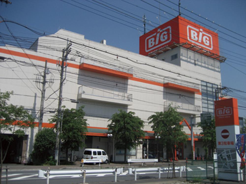 Supermarket. The ・ The located along Big up to 1300m prefectural road Koshigaya Yashio line ・ big. It is open until 11pm