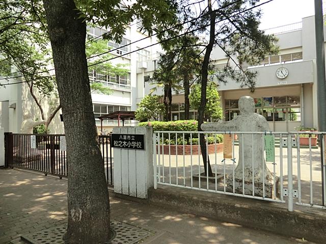 Primary school. Yashio Municipal pine trees up to elementary school 195m