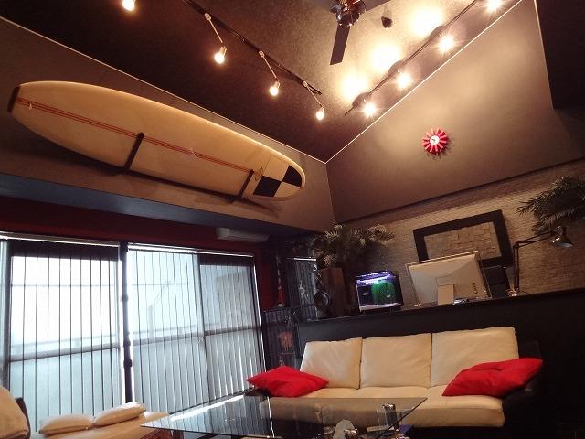 Living. Open gradient ceiling of the living room