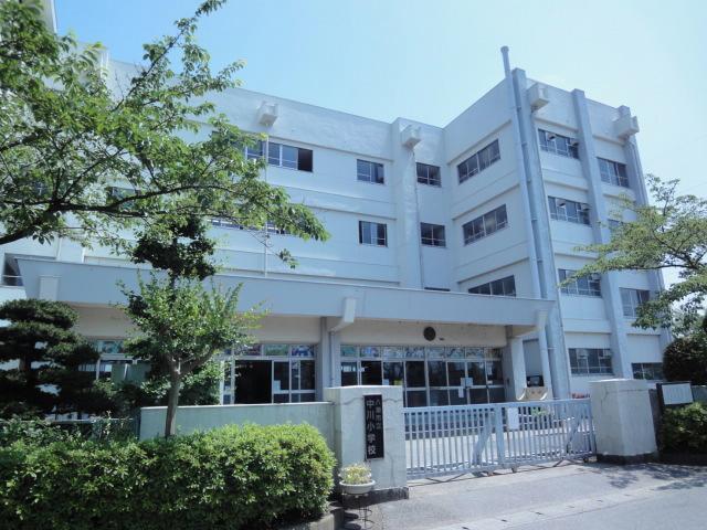 Primary school. 677m to Yashio Tatsunaka River Elementary School