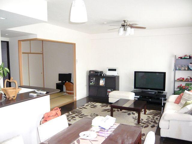 Living. Indoor (July 2013) Shooting Per southwest corner room, Exposure to the sun ・ Ventilation is good. 19.5 tatami of LDK and spacious.