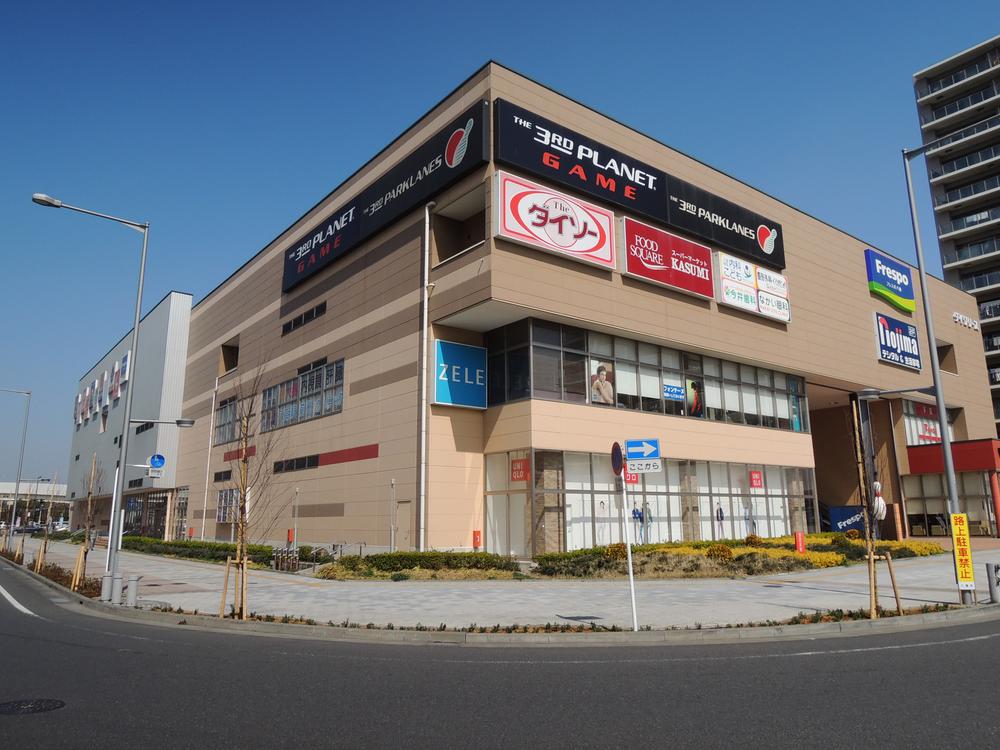 Shopping centre. 1500m pharmacy until Frespo Yashio ・ Ophthalmology ・ Orthopedics ・ Pediatrics ・ Internal medicine ・ Dentistry