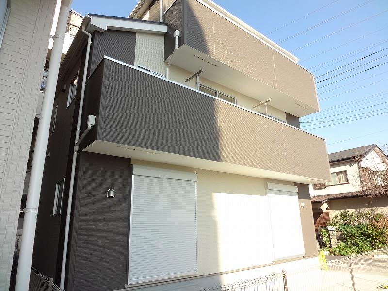 Local appearance photo. 1 Building appearance (2013.12.05 shooting) a quiet residential area, Three-story house, All two buildings. East 6m public road surface, Good per sun! ! There are two cars car space (depending on model)