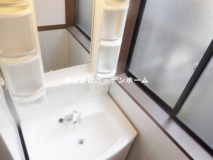 Wash basin, toilet. It is very easy-to-use wash basin because the space also is enough to put the thing !!