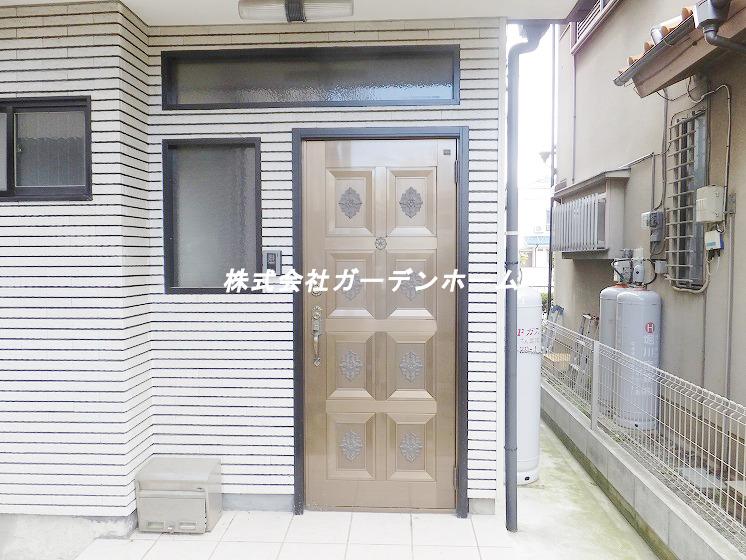Entrance. Stylish front door welcomes everyone !!
