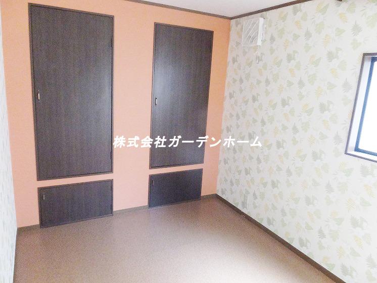 Non-living room. Stylish cross will produce the atmosphere, such as custom home !!