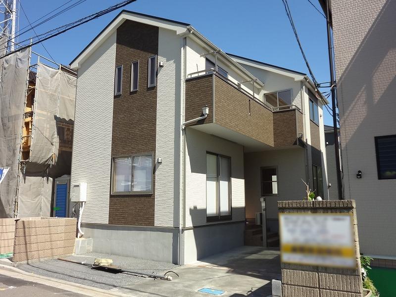 Local appearance photo. Facing the west 6m public roads, Good per sun! Near zelkova street commercial facilities and fulfilling. Yashio City Hall and Central Park, etc. is also good near the living environment. 