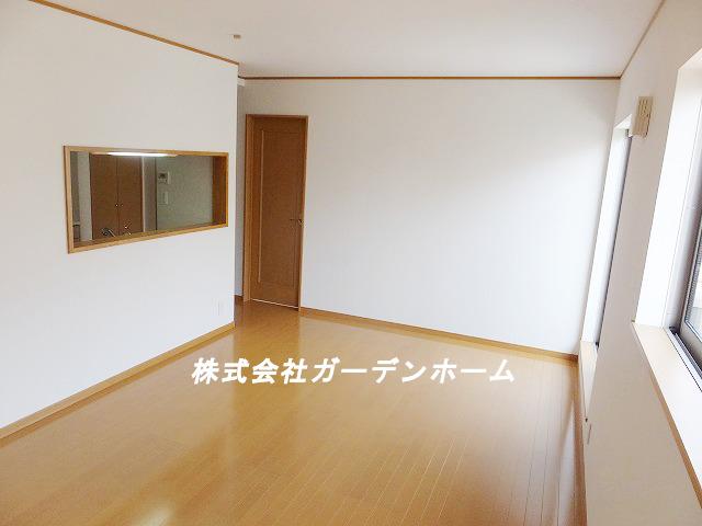 Living. LDK is a spacious 15 tatami mats, Wife is the most popular counter kitchen !!