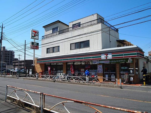 Convenience store. 750m to Seven-Eleven (convenience store)