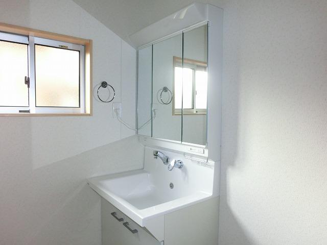 Wash basin, toilet. The back of the three-sided mirror storage of large capacity! ! 