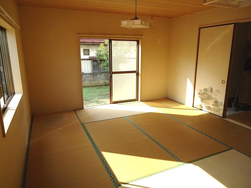 Other introspection. Bright two-sided lighting Japanese-style room