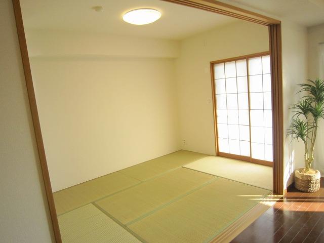 Non-living room. You go out to the south balcony. Between the Japanese-style room 6 Pledge of living next to.