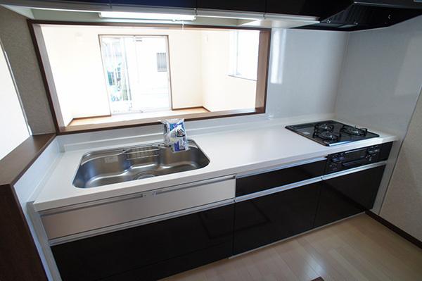 Kitchen. Face-to-face kitchen where you can enjoy a conversation with your family, even while cooking