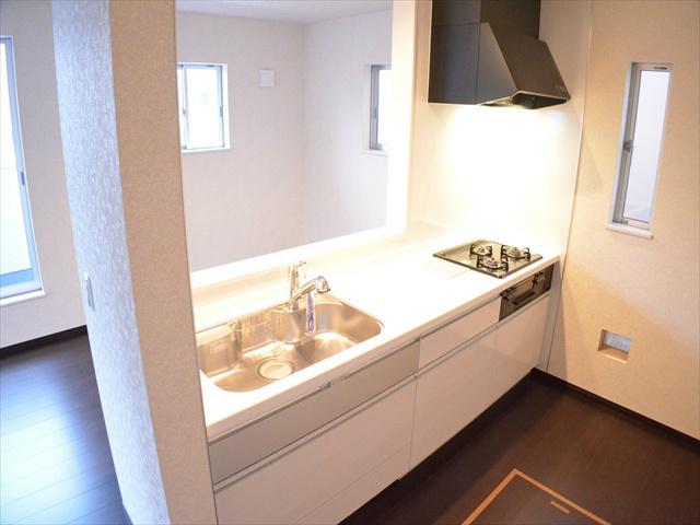 Kitchen. Glad open kitchen