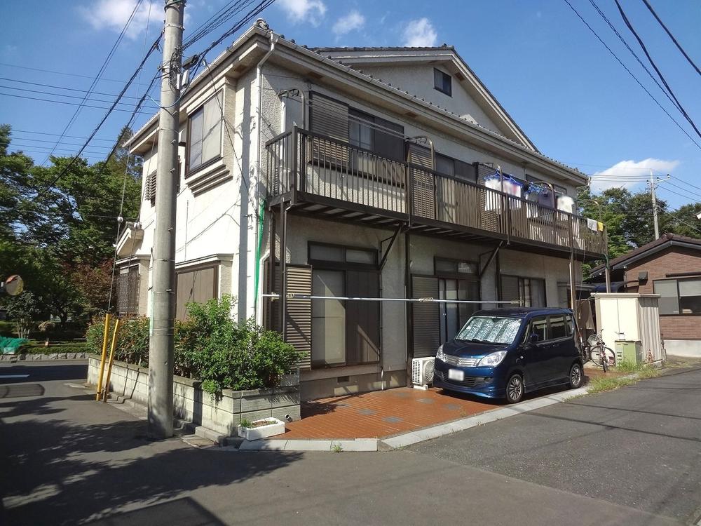 Local appearance photo. Lush and beautiful pine trees building facing in a quiet residential area a three-way road adjacent to the park is Sun Sun per yang! Entrance ・ bath ・ Fully two-family house of order architecture specification provided with a kitchen on the first floor and the second floor.