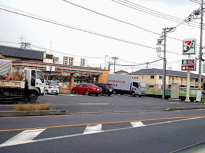 Convenience store. 600m to Seven-Eleven (convenience store)