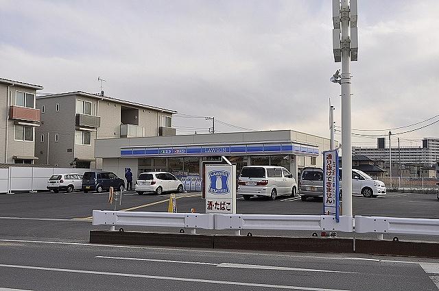 Convenience store. 450m to Lawson